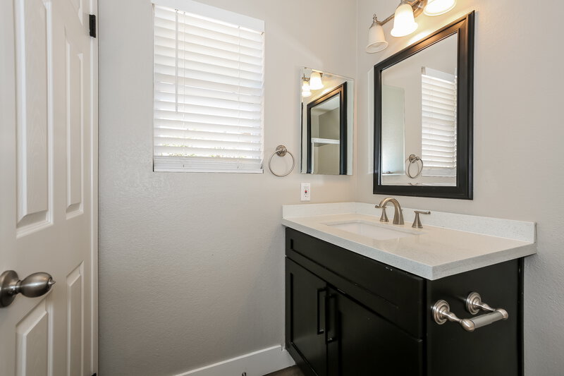 2,050/Mo, 6126 Magic Mesa Street North Las Vegas, NV 89031 Main Bathroom View