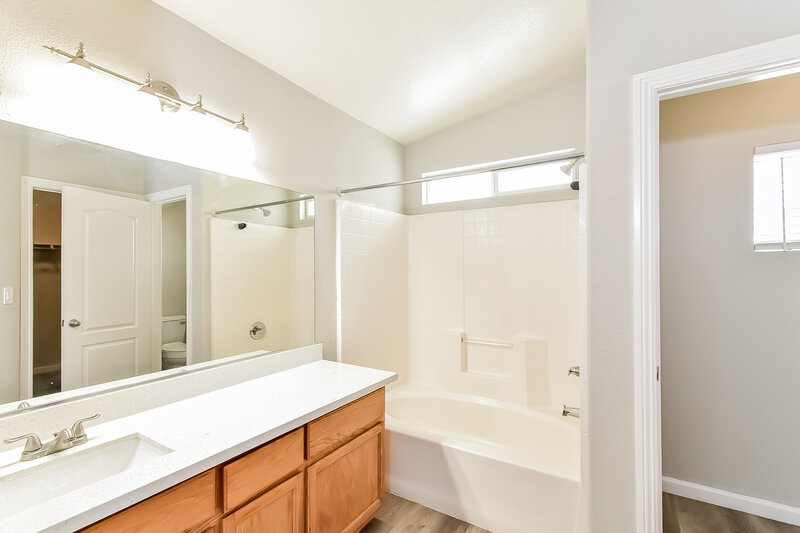 2,165/Mo, 5232 Painted Pebble St North Las Vegas, NV 89081 Main Bathroom View