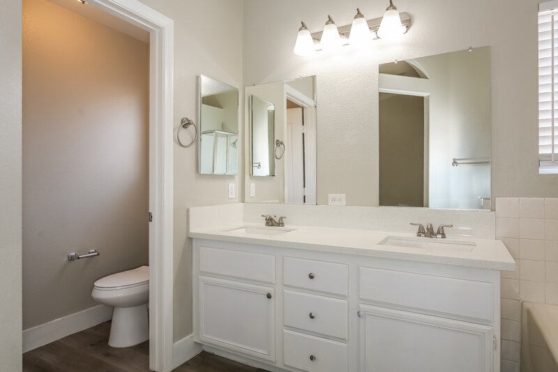 2,095/Mo, 3343 Rose Valley Street North Las Vegas, NV 89032 Main Bathroom View