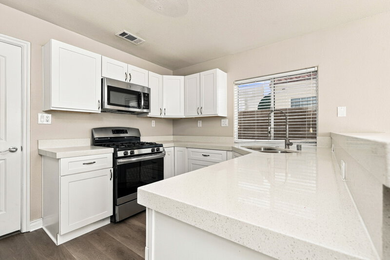 2,305/Mo, 1814 La Villa Dr North Las Vegas, NV 89031 Kitchen View