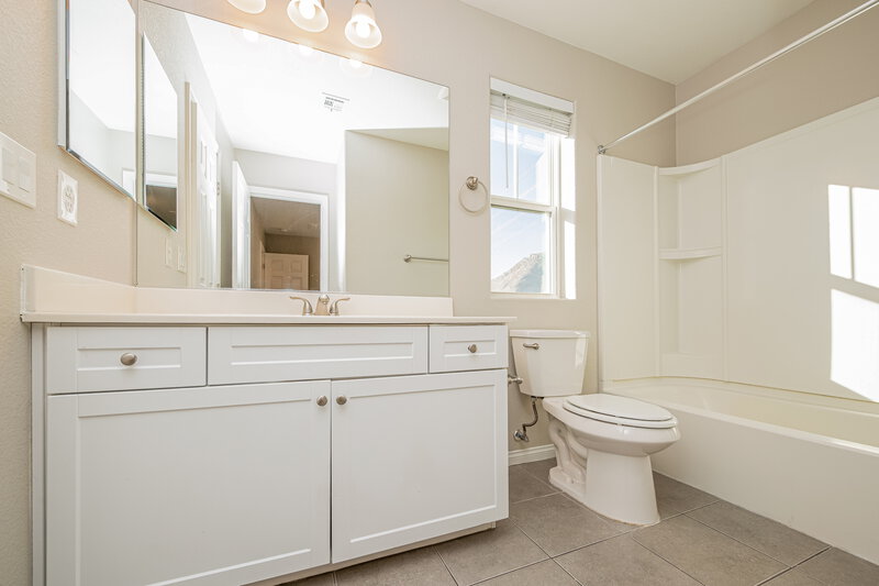 1,820/Mo, 10644 Gale Wind Court Las Vegas, NV 89129 Bathroom View 2