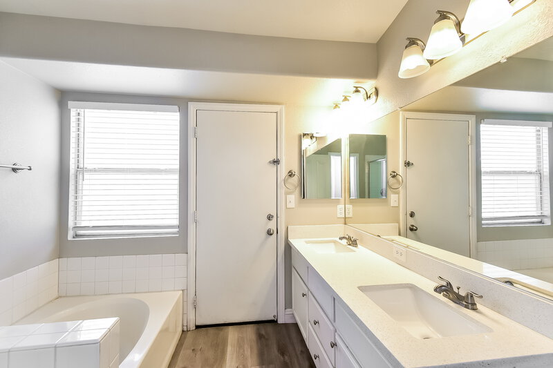 1,885/Mo, 3705 Iverson Lane North Las Vegas, NV 89032 Main Bathroom View