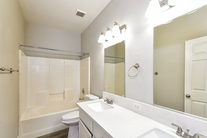 1,885/Mo, 3705 Iverson Lane North Las Vegas, NV 89032 Bathroom View