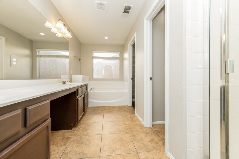 2,150/Mo, 9453 Grandview Spring Avenue Las Vegas, NV 89166 Main Bathroom View