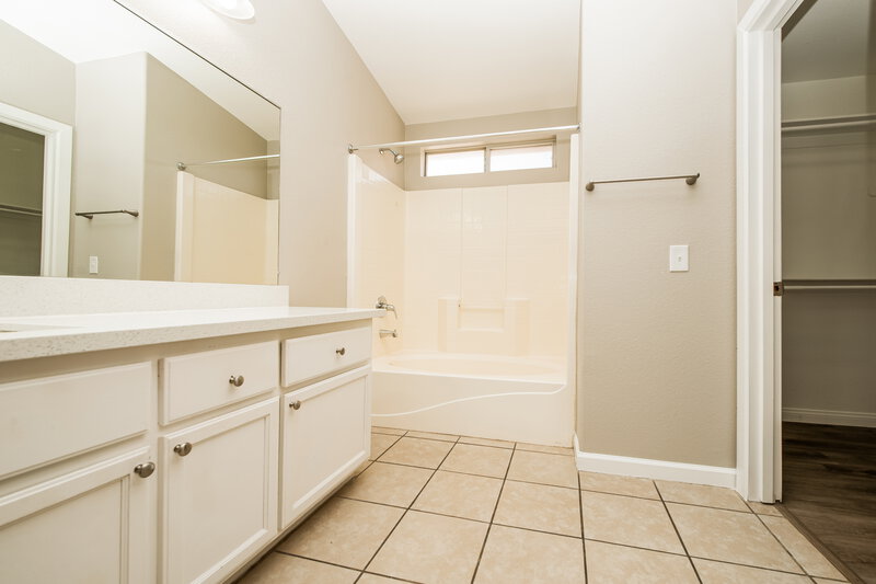 2,125/Mo, 4850 Drifting Pebble Street North Las Vegas, NV 89081 Main Bathroom View