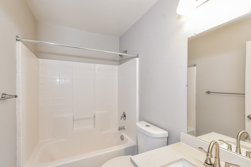 2,135/Mo, 7472 Celosia St Las Vegas, NV 89113 Main Bathroom View