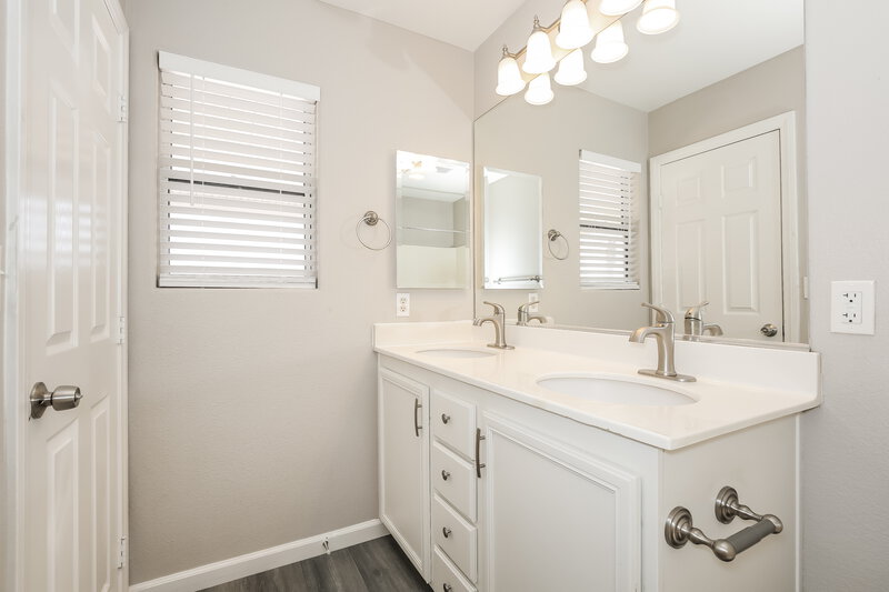 1,950/Mo, 7833 Lovely Pine Pl Las Vegas, NV 89143 Main Bathroom View