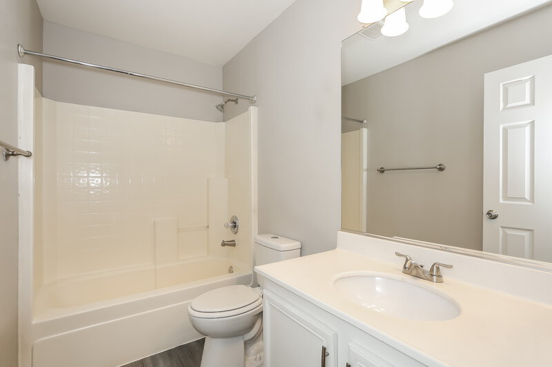 1,950/Mo, 7833 Lovely Pine Pl Las Vegas, NV 89143 Main Bathroom View 2
