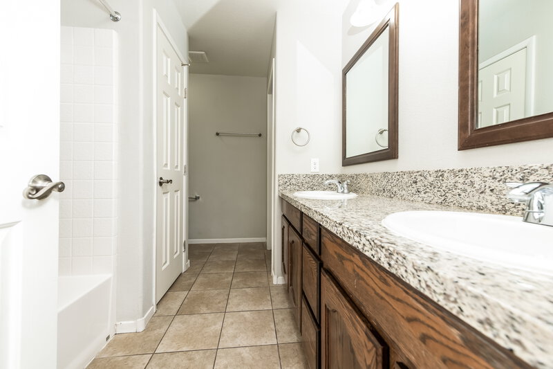 2,110/Mo, 1213 Granite Ash Avenue North Las Vegas, NV 89081 Main Bathroom View