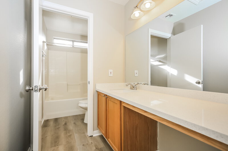 2,160/Mo, 9601 Brooks Lake Ave Las Vegas, NV 89148 Main Bathroom View