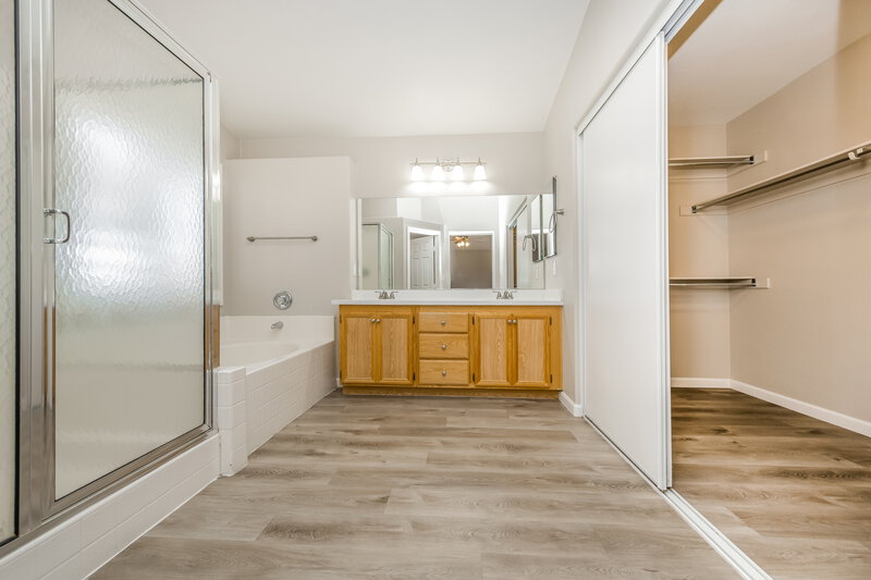 2,120/Mo, 5284 Vine Hill Ct North Las Vegas, NV 89031 Main Bathroom View