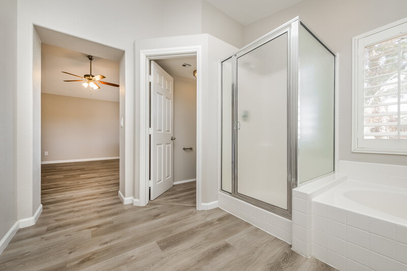 2,120/Mo, 5284 Vine Hill Ct North Las Vegas, NV 89031 Main Bathroom View 2