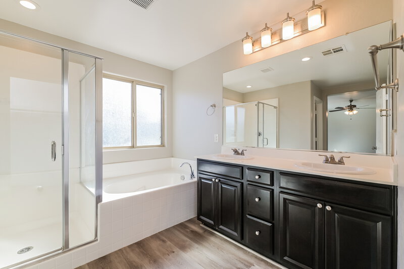 1,825/Mo, 6425 Kellyville Drive Las Vegas, NV 89122 Main Bathroom View