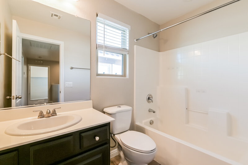 1,825/Mo, 6425 Kellyville Drive Las Vegas, NV 89122 Main Bathroom View 2