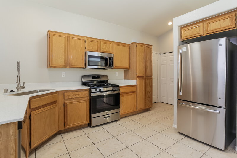 1,830/Mo, 4622 Wood View Street North Las Vegas, NV 89031 Kitchen View