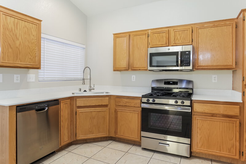 1,830/Mo, 4622 Wood View Street North Las Vegas, NV 89031 Kitchen View 2