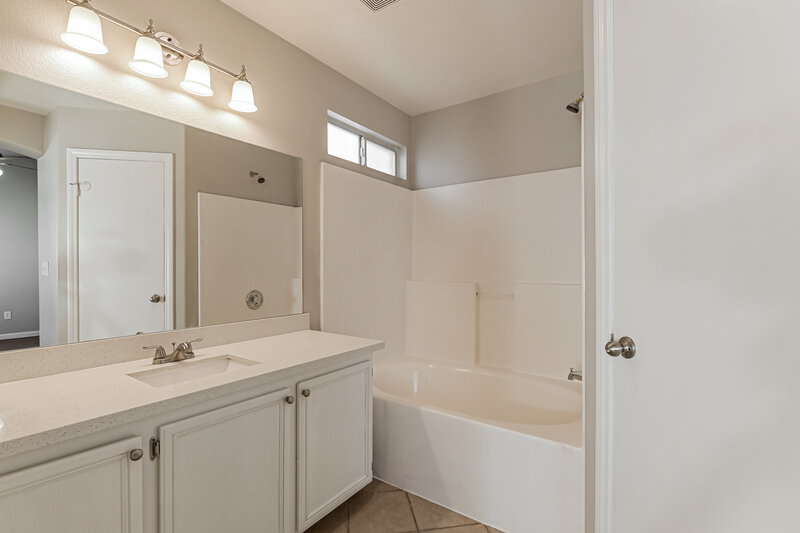 2,035/Mo, 718 Saratoga Springs St Henderson, NV 89015 Main Bathroom View