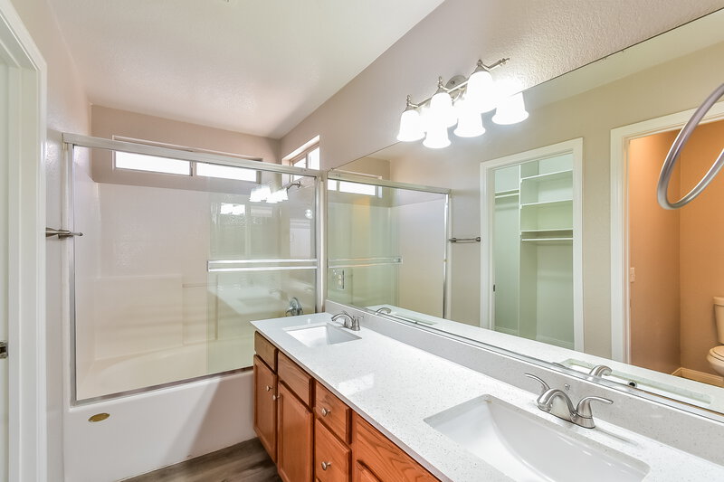 1,815/Mo, 2506 Ability Court North Las Vegas, NV 89031 Main Bathroom View