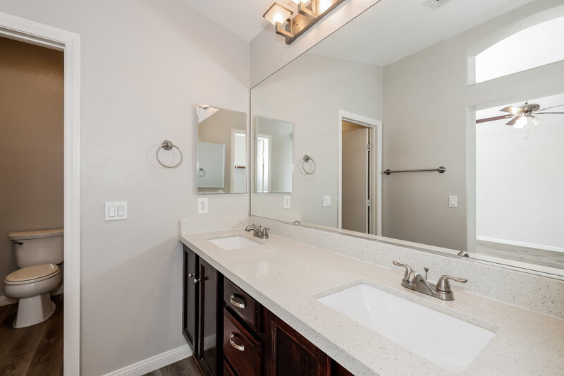1,880/Mo, 6425 Butterfly Sky St North Las Vegas, NV 89084 Main Bathroom View