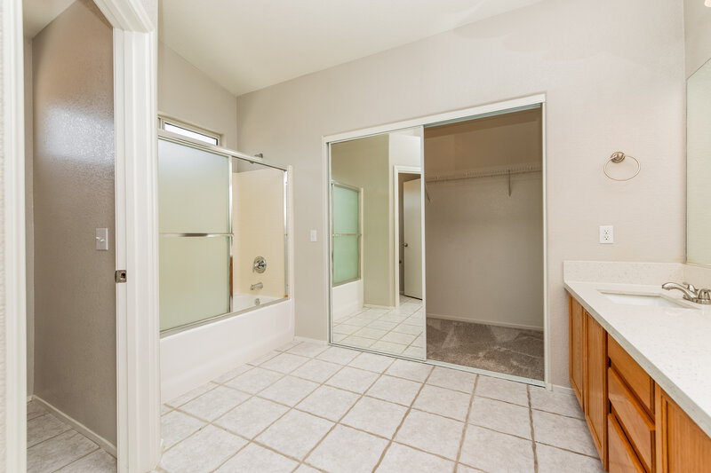 1,990/Mo, 5044 Drifting Creek Ave Las Vegas, NV 89130 Main Bathroom View