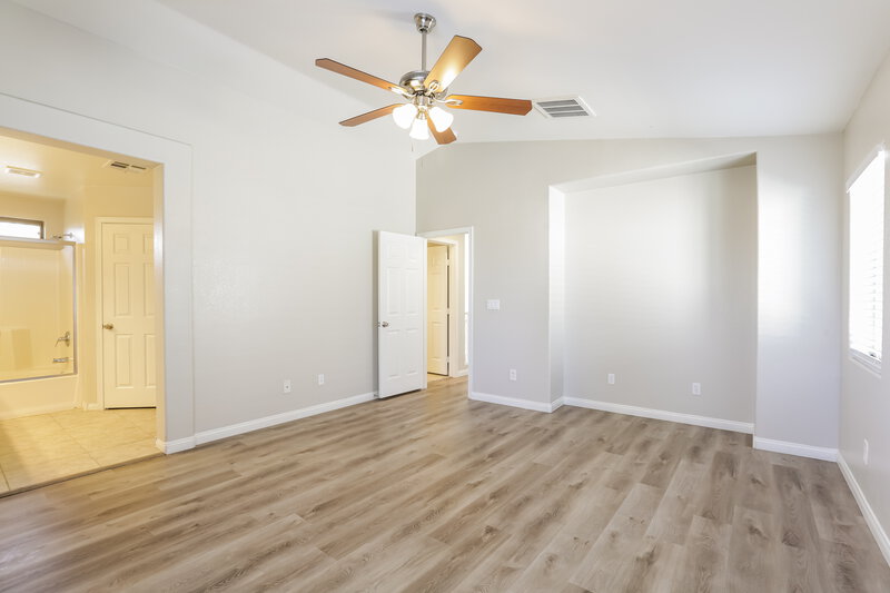 2,130/Mo, 5248 Judkins Dr Las Vegas, NV 89122 Main Bedroom View 2