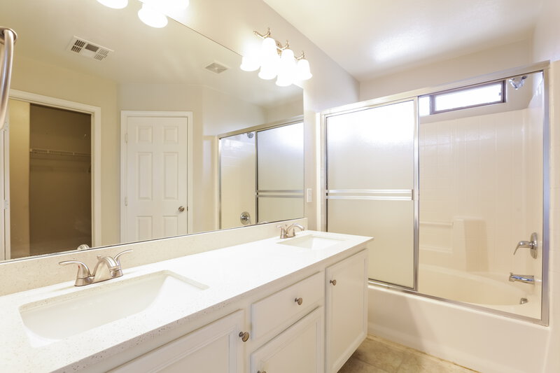 2,130/Mo, 5248 Judkins Dr Las Vegas, NV 89122 Main Bathroom View