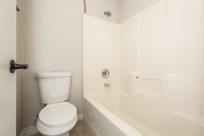 2,000/Mo, 7909 Rustic Canyon Court Las Vegas, NV 89131 Bathroom View 2