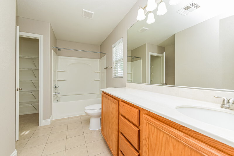 2,075/Mo, 5820 Gemstone Peak St North Las Vegas, NV 89031 Main Bathroom View