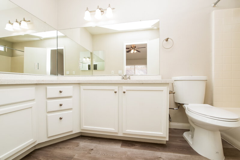1,995/Mo, 7728 Donald Nelson Avenue Las Vegas, NV 89131 Main Bathroom View