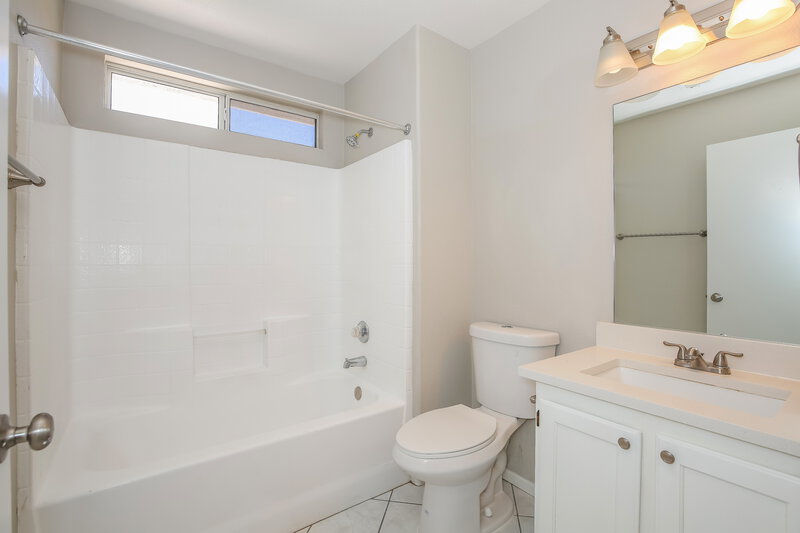 2,105/Mo, 3633 Nairobi Ln North Las Vegas, NV 89032 Main Bathroom View