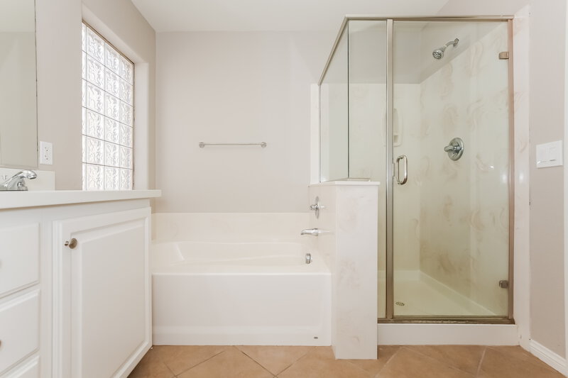 2,515/Mo, 10747 Iona Island Ave Las Vegas, NV 89166 Main Bathroom View 2