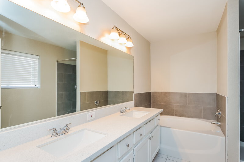 2,200/Mo, 2071 Club Crest Way Henderson, NV 89014 Main Bathroom View