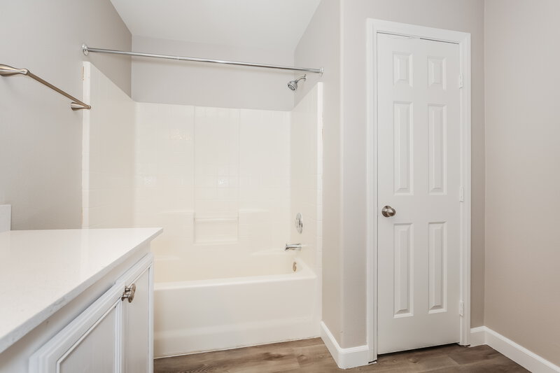 2,560/Mo, 326 Hopedale Ave North Las Vegas, NV 89032 Main Bathroom View