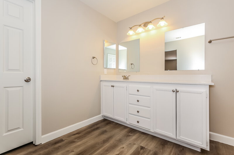 2,560/Mo, 326 Hopedale Ave North Las Vegas, NV 89032 Main Bathroom View 2
