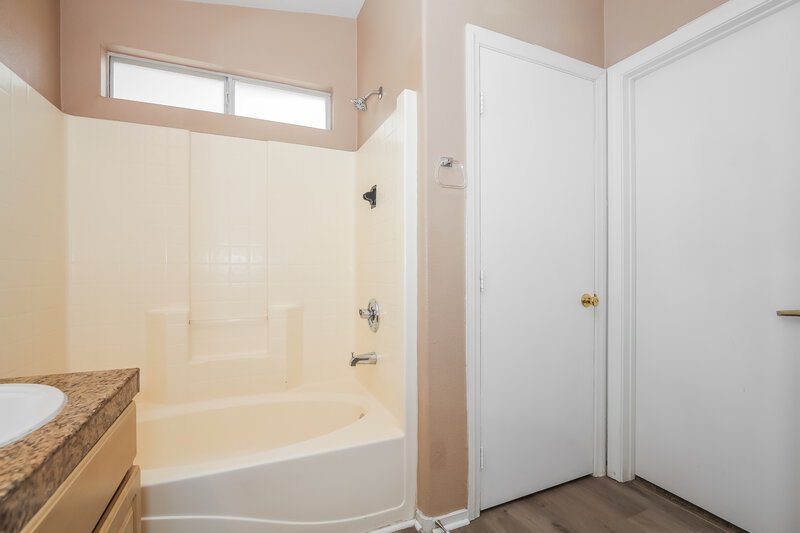 2,140/Mo, 1002 Emerald Stone Ave North Las Vegas, NV 89081 Main Bathroom View 2