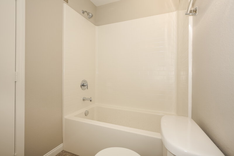 1,775/Mo, 4340 Luster Ave North Las Vegas, NV 89084 Bathroom View 2