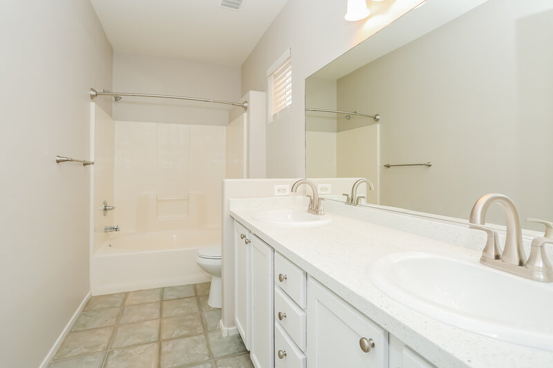 2,205/Mo, 9436 Plover Falls Ave Las Vegas, NV 89149 Main Bathroom View