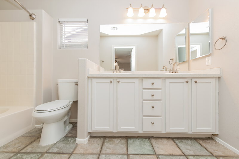 2,085/Mo, 9436 Plover Falls Ave Las Vegas, NV 89149 Main Bathroom View