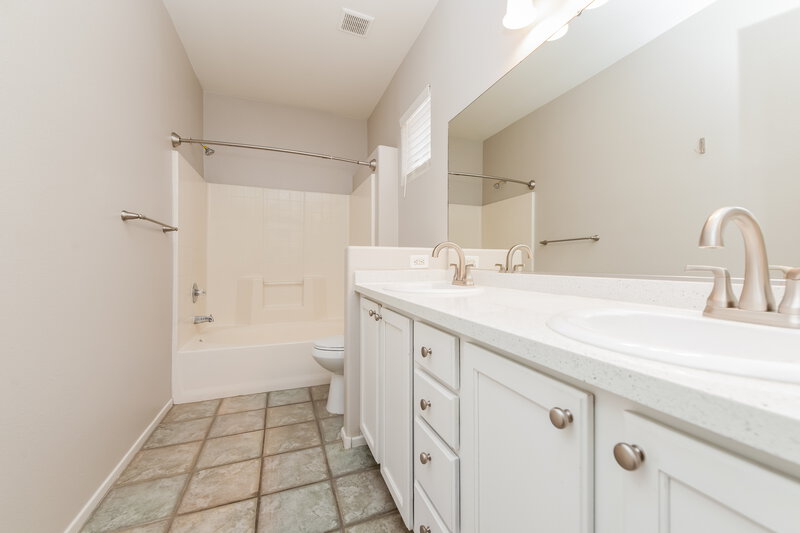 2,085/Mo, 9436 Plover Falls Ave Las Vegas, NV 89149 Main Bathroom View 2