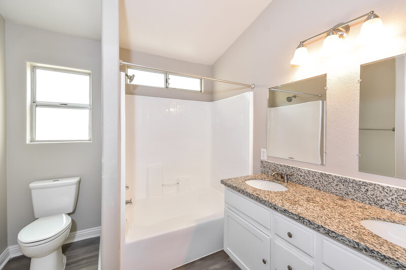 2,870/Mo, 3921 Marble Mountain St Las Vegas, NV 89129 Main Bathroom View
