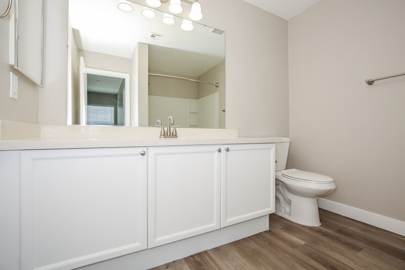 2,095/Mo, 9157 Decorative Ct Las Vegas, NV 89149 Main Bathroom View