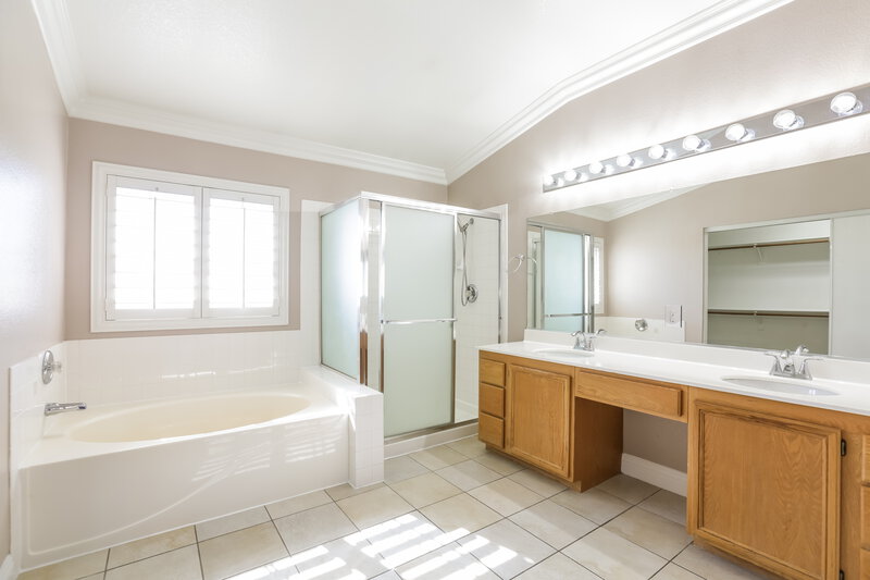 2,970/Mo, 6558 Candy Apple Cir Las Vegas, NV 89142 Main Bathroom View