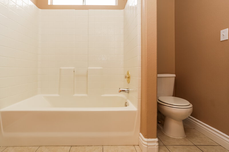 2,335/Mo, 3826 Coleman St North Las Vegas, NV 89032 Bathroom View 2