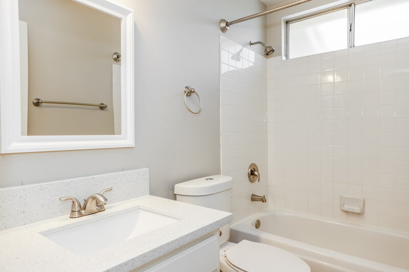 2,920/Mo, 2385 Cliffwood Dr Henderson, NV 89074 Main Bathroom View