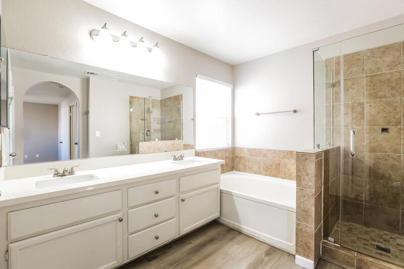 2,080/Mo, 6373 Rose Tree Ln Las Vegas, NV 89156 Main Bathroom View