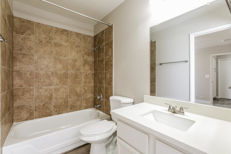 2,080/Mo, 6373 Rose Tree Ln Las Vegas, NV 89156 Bathroom View