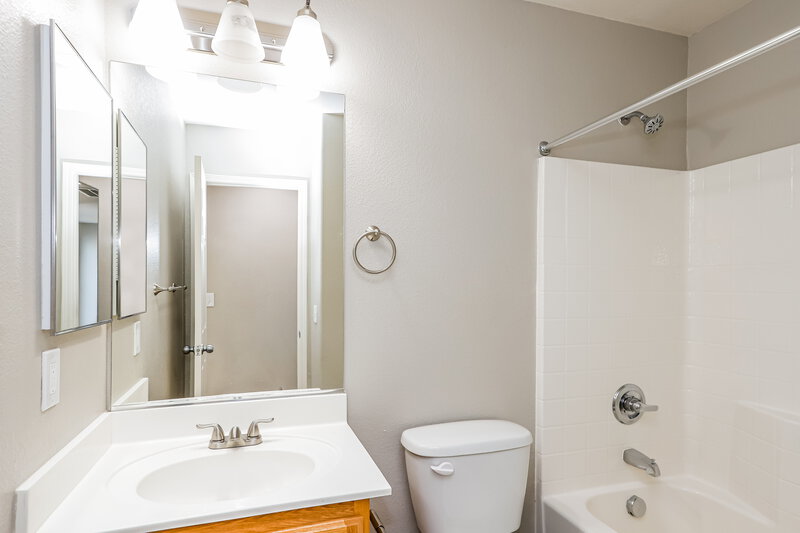 2,900/Mo, 857 Shining Rose Pl Henderson, NV 89052 Main Bathroom View