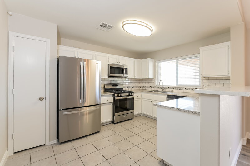 2,180/Mo, 736 Saratoga Springs St Henderson, NV 89015 Kitchen View