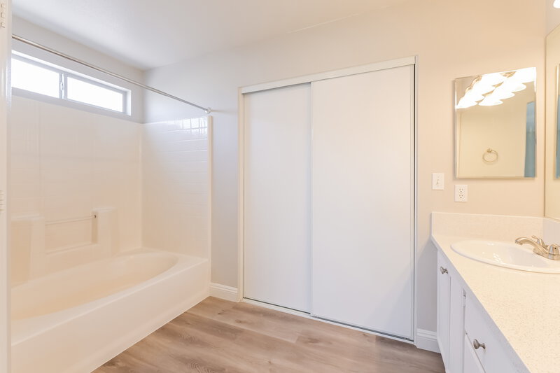 2,180/Mo, 736 Saratoga Springs St Henderson, NV 89015 Main Bathroom View