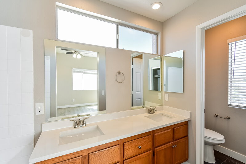2,070/Mo, 1423 Grey Knoll Cir North Las Vegas, NV 89031 Main Bathroom View